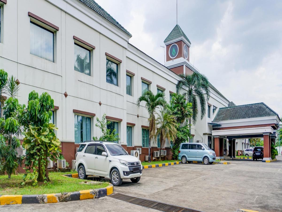 Townhouse Oak Hotel Grand Cikarang Exterior photo